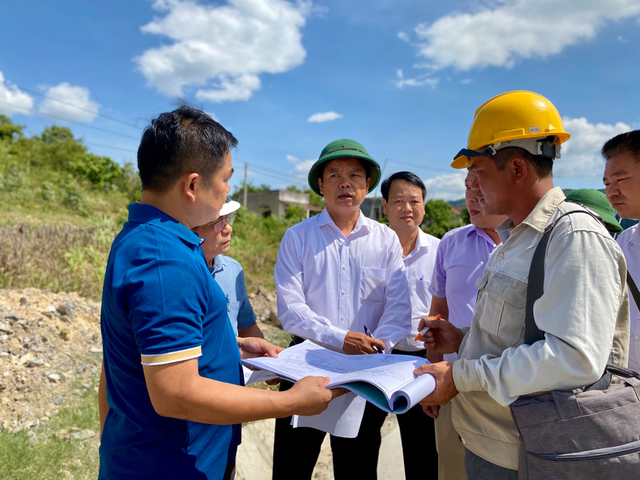 Phó Chủ tịch UBND tỉnh Nguyễn Hữu Quế đề nghị Ban Quản lý dự án 2 phối hợp với đơn vị tư vấn thiết kế và chính quyền địa phương điều chỉnh lại phương án thiết kế để ảnh hưởng ít nhất quyền lợi của người dân. Ảnh: Hà Duy