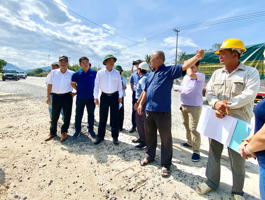 Phó Chủ tịch UBND tỉnh Nguyễn Hữu Quế đi kiểm tra công tác bồi thường, GPMB dự án Cải tạo, nâng cấp Quốc lộ 19 đoạn qua huyện Đak Pơ. Ảnh: Hà Duy