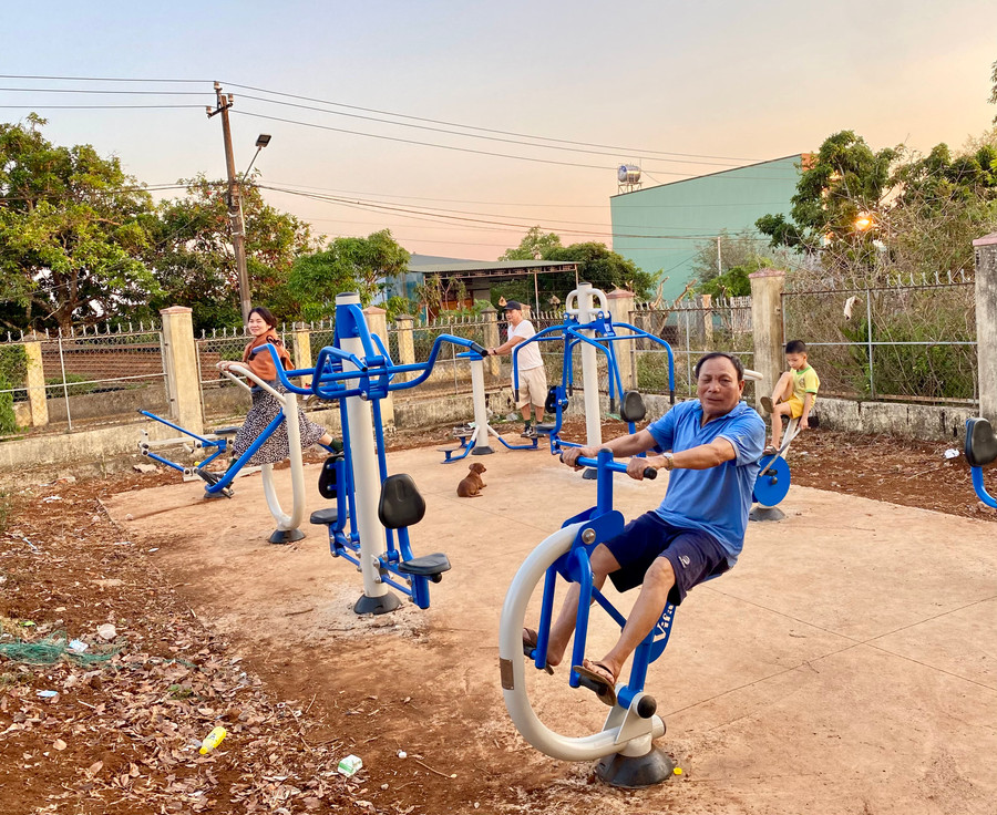 Đây là cụm dụng cụ thể dục thể thao ngoài trời được lắp đặt tại nhà sinh hoạt cộng đồng thôn 3, xã Biển Hồ. Kể từ khi bộ dụng cụ thể dục thể thao ngoài trời được lắp đặt, cứ khoảng 5-6 giờ sáng và 5-7 giờ tối, rất nhiều người dân-từ người già đến trẻ con-đều tập trung đến đây để tập thể dục, nâng cao sức khỏe.