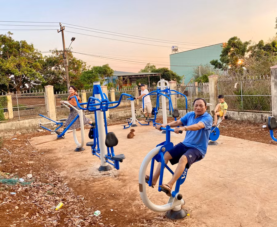 Đây là cụm dụng cụ thể dục thể thao ngoài trời được lắp đặt tại nhà sinh hoạt cộng đồng thôn 3, xã Biển Hồ. Kể từ khi bộ dụng cụ thể dục thể thao ngoài trời được lắp đặt, cứ khoảng 5-6 giờ sáng và 5-7 giờ tối, rất nhiều người dân-từ người già đến trẻ con-đều tập trung đến đây để tập thể dục, nâng cao sức khỏe.