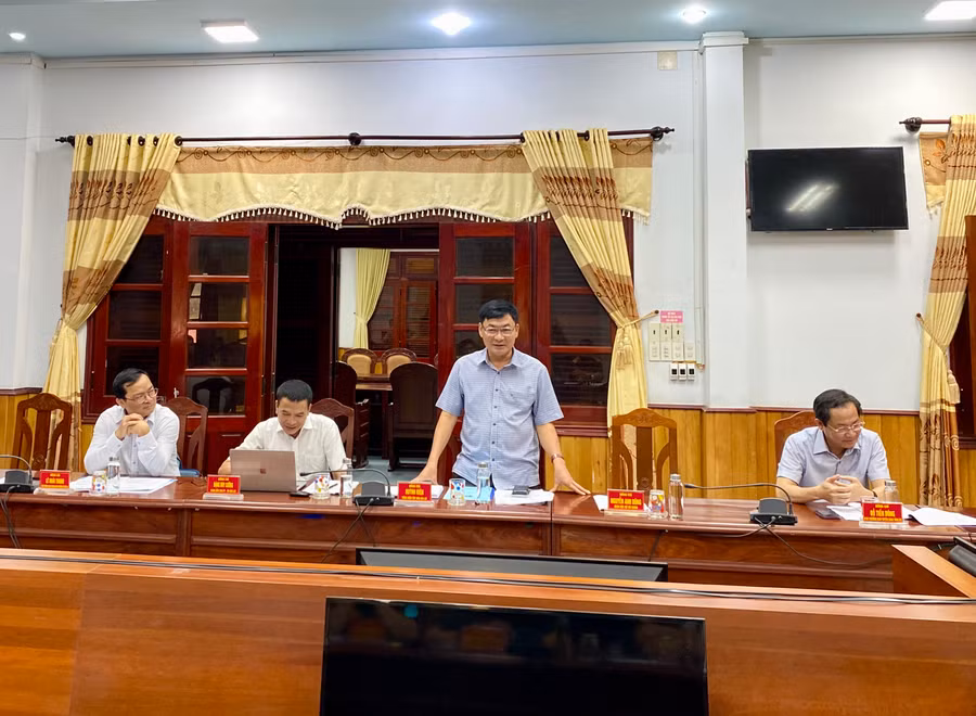 Đồng chí Huỳnh Kiên-Tổng Biên tập Báo Gia Lai, Ủy viên Ban Tổ chức đại hội phát biểu tại cuộc họp. Ảnh: Hà Duy