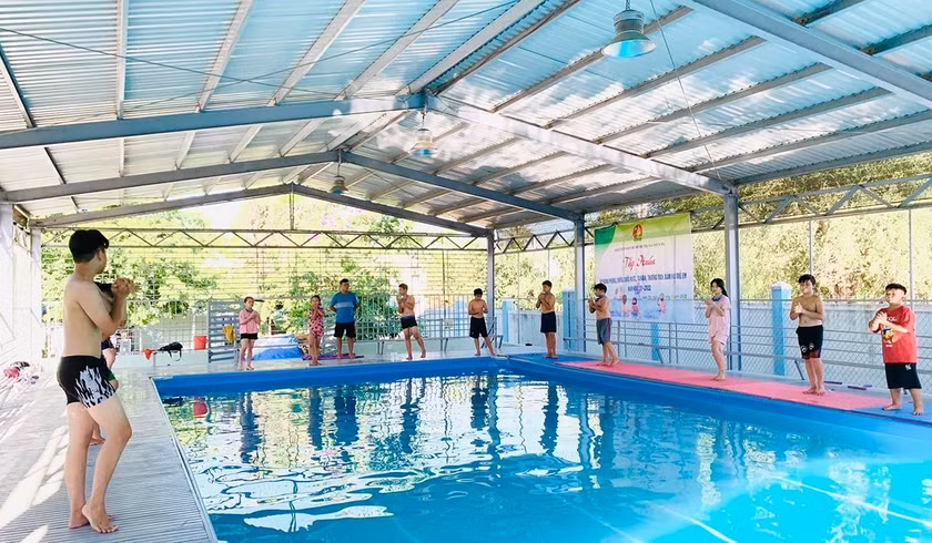 Nhiều trường học trên địa bàn tỉnh đã tổ chức các lớp tập huấn kỹ năng phòng tránh đuối nước cho học sinh. Ảnh: Vũ Chi Nhiều trường học trên địa bàn tỉnh đã tổ chức các lớp tập huấn kỹ năng phòng tránh đuối nước cho học sinh. Ảnh: Vũ Chi