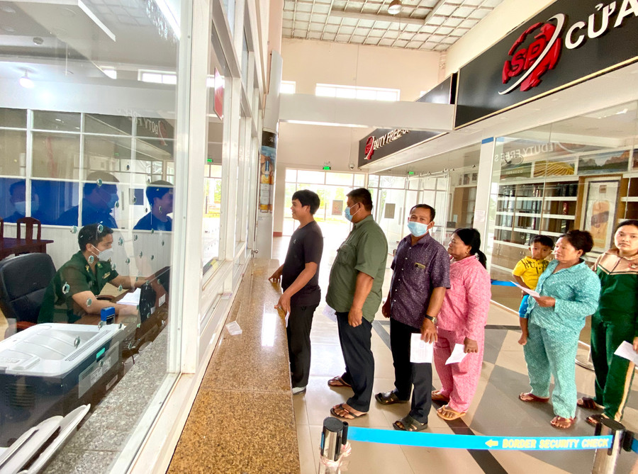 Người dân đang làm thủ tục xuất nhập cảnh tại Cửa khẩu Quốc tế Lệ Thanh. Ảnh: Hà Duy