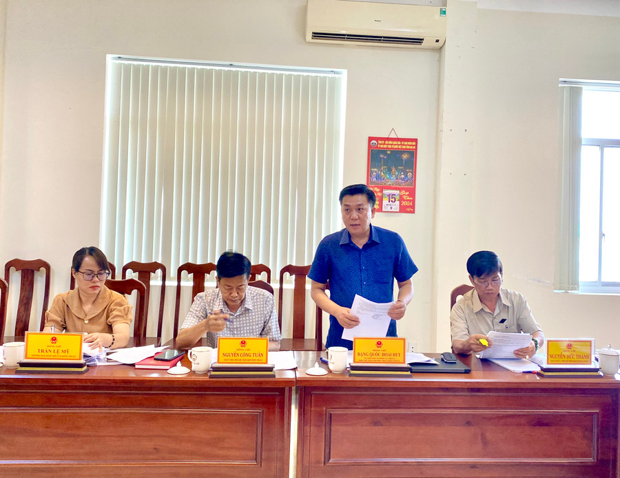 Ông Đặng Quốc Hoài Huy-Phó Chủ tịch Thường trực UBND thị xã An Khê báo cáo việc thực hiện kế hoạch đầu tư công trung hạn giai đoạn 2021-2025 của thị xã An Khê. Ảnh: Hà Duy Ông Đặng Quốc Hoài Huy-Phó Chủ tịch Thường trực UBND thị xã An Khê báo cáo việc thực hiện kế hoạch đầu tư công trung hạn giai đoạn 2021-2025 của thị xã An Khê. Ảnh: Hà Duy