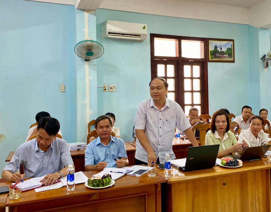 Ông Bùi Hữu Tuấn, Trưởng phòng Tài chính-Kế hoạch thị xã Ayun Pa báo cáo một số nội dung liên quan đến các dự án đầu tư công trung hạn tại buổi giám sát. Ảnh: Hà Duy Ông Bùi Hữu Tuấn, Trưởng phòng Tài chính-Kế hoạch thị xã Ayun Pa báo cáo một số nội dung liên quan đến các dự án đầu tư công trung hạn tại buổi giám sát. Ảnh: Hà Duy