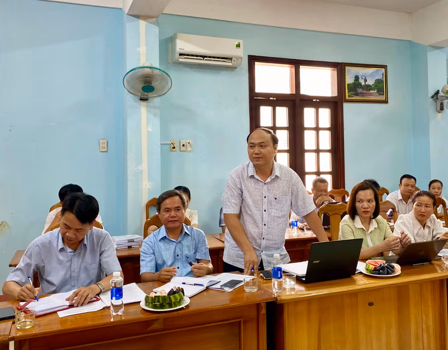 Ông Bùi Hữu Tuấn, Trưởng phòng Tài chính-Kế hoạch thị xã Ayun Pa báo cáo một số nội dung liên quan đến các dự án đầu tư công trung hạn tại buổi giám sát. Ảnh: Hà Duy