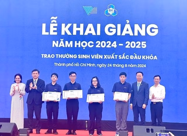 Trường ĐH Bách khoa khen thưởng 4 tân sinh viên có thành tích đầu vào xuất sắc nhất Trường ĐH Bách khoa khen thưởng 4 tân sinh viên có thành tích đầu vào xuất sắc nhất