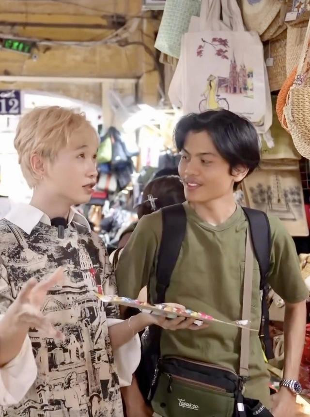 KOC Nguyễn Hoàng Nguyên (trái) bán hàng trong &quot;Ngày hội mua sắm, giải trí trực tuyến TP.HCM 2023 - Chợ di sản Bến Thành&quot;