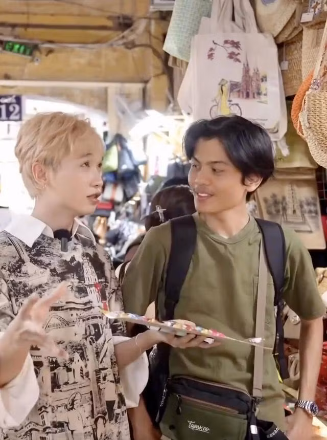 KOC Nguyễn Hoàng Nguyên (trái) bán hàng trong "Ngày hội mua sắm, giải trí trực tuyến TP.HCM 2023 - Chợ di sản Bến Thành" KOC Nguyễn Hoàng Nguyên (trái) bán hàng trong "Ngày hội mua sắm, giải trí trực tuyến TP.HCM 2023 - Chợ di sản Bến Thành"