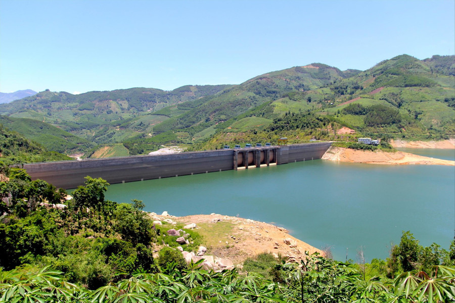 Thủy điện Đăk Đrinh và những ngôi nhà trên vách núi.