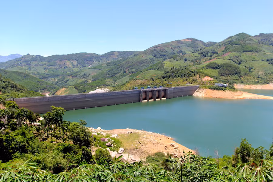 Thủy điện Đăk Đrinh và những ngôi nhà trên vách núi.