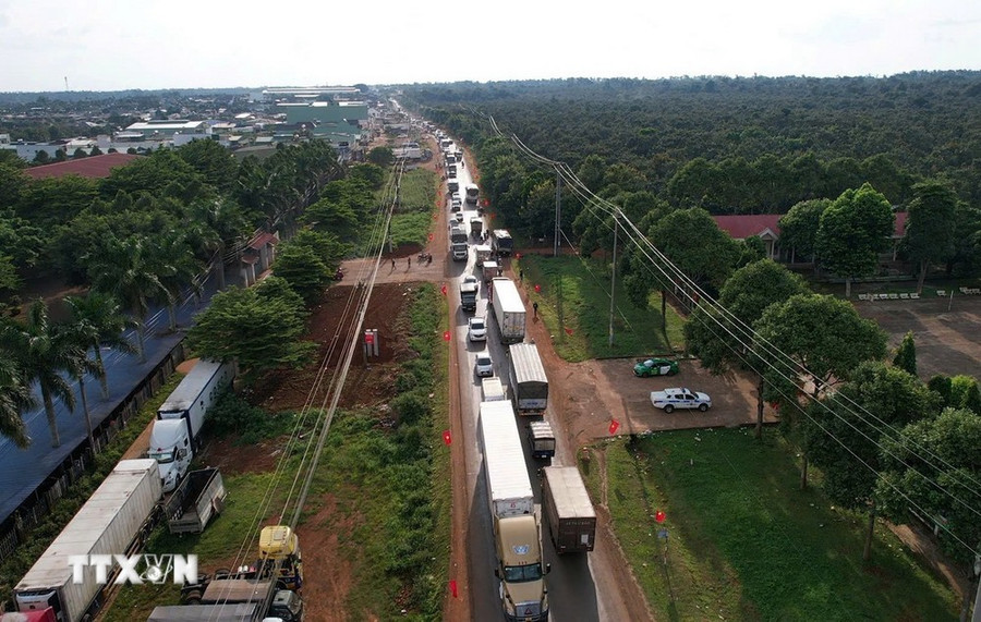 Hàng dài xe bị ùn tắc cục bộ đoạn qua xã Ea Yông (Krông Pắc, Đắk Lắk) trong thời điểm thu hoạch sầu riêng. (Ảnh: TTXVN phát) Hàng dài xe bị ùn tắc cục bộ đoạn qua xã Ea Yông (Krông Pắc, Đắk Lắk) trong thời điểm thu hoạch sầu riêng. (Ảnh: TTXVN phát)