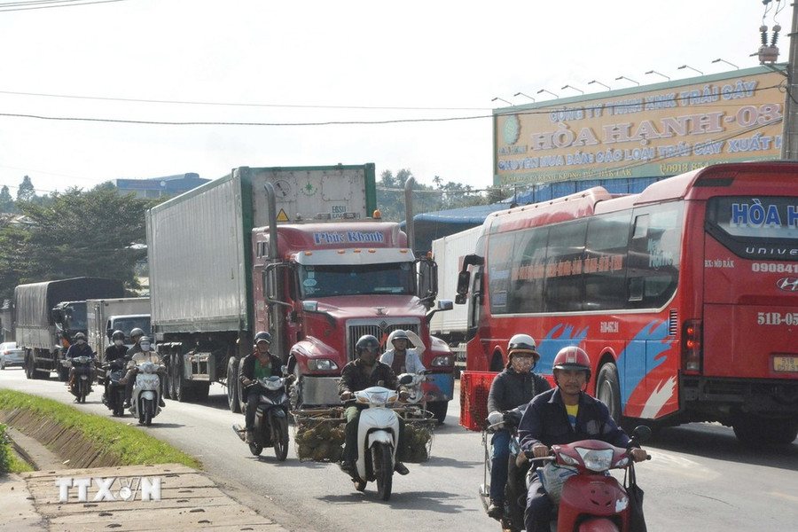 Vào thời điểm thu hoạch sầu riêng tại huyện Krông Pắc thường xuyên xảy ra ùn tắc giao thông cục bộ khi các phương tiện trọng tải nặng lưu thông. (Ảnh: Tuấn Anh/TTXVN) Vào thời điểm thu hoạch sầu riêng tại huyện Krông Pắc thường xuyên xảy ra ùn tắc giao thông cục bộ khi các phương tiện trọng tải nặng lưu thông. (Ảnh: Tuấn Anh/TTXVN)