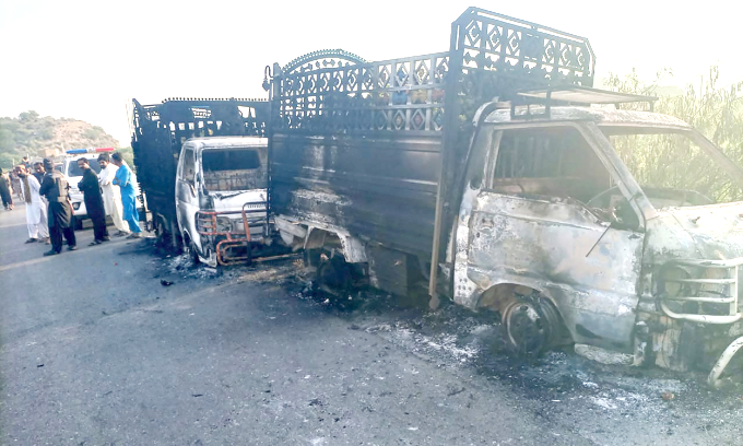 Phương tiện bị đốt cháy trên đường cao tốc ở Musakhail, tỉnh Balochistan ngày 26-8. Ảnh: AFP Phương tiện bị đốt cháy trên đường cao tốc ở Musakhail, tỉnh Balochistan ngày 26-8. Ảnh: AFP