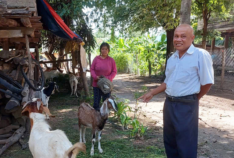 Phó Chủ tịch UBND xã Ia Hiao kiêm Bí thư Chi bộ Bôn Ling thăm hỏi hộ nghèo được hỗ trợ nuôi dê sinh sản. Ảnh: N.D Phó Chủ tịch UBND xã Ia Hiao kiêm Bí thư Chi bộ Bôn Ling thăm hỏi hộ nghèo được hỗ trợ nuôi dê sinh sản. Ảnh: N.D