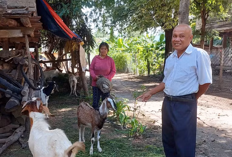Phó Chủ tịch UBND xã Ia Hiao kiêm Bí thư Chi bộ Bôn Ling thăm hỏi hộ nghèo được hỗ trợ nuôi dê sinh sản. Ảnh: N.D