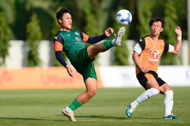 Mạc Hồng Quân (trái) và CLB Bình Định lấn lướt các cầu thủ trẻ HAGL Mạc Hồng Quân (trái) và CLB Bình Định lấn lướt các cầu thủ trẻ HAGL