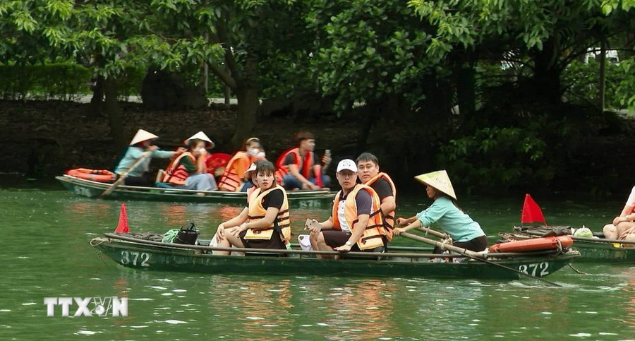 Du khách tham quan quần thể danh thắng Tràng An, Ninh Bình. (Ảnh: Thùy Dung/TTXVN) Du khách tham quan quần thể danh thắng Tràng An, Ninh Bình. (Ảnh: Thùy Dung/TTXVN)