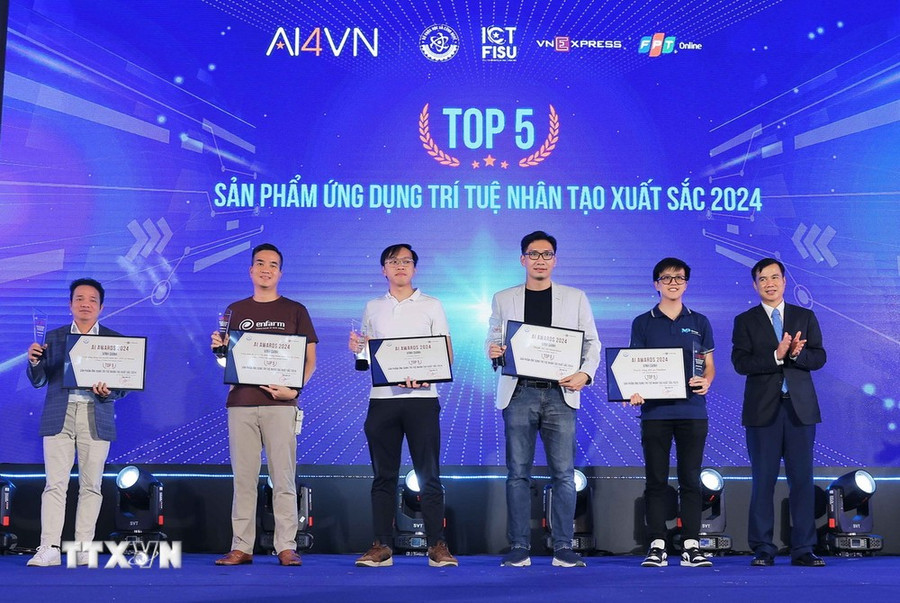 Các đơn vị Top 5 "Sản phẩm ứng dụng trí tuệ nhân tạo xuất sắc 2024" nhận Bằng vinh danh. (Ảnh: Hoàng Hiếu/TTXVN) Các đơn vị Top 5 "Sản phẩm ứng dụng trí tuệ nhân tạo xuất sắc 2024" nhận Bằng vinh danh. (Ảnh: Hoàng Hiếu/TTXVN)