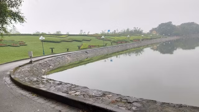 Cảng Vạn Lai Triều được cho là gần hồ bán nguyệt