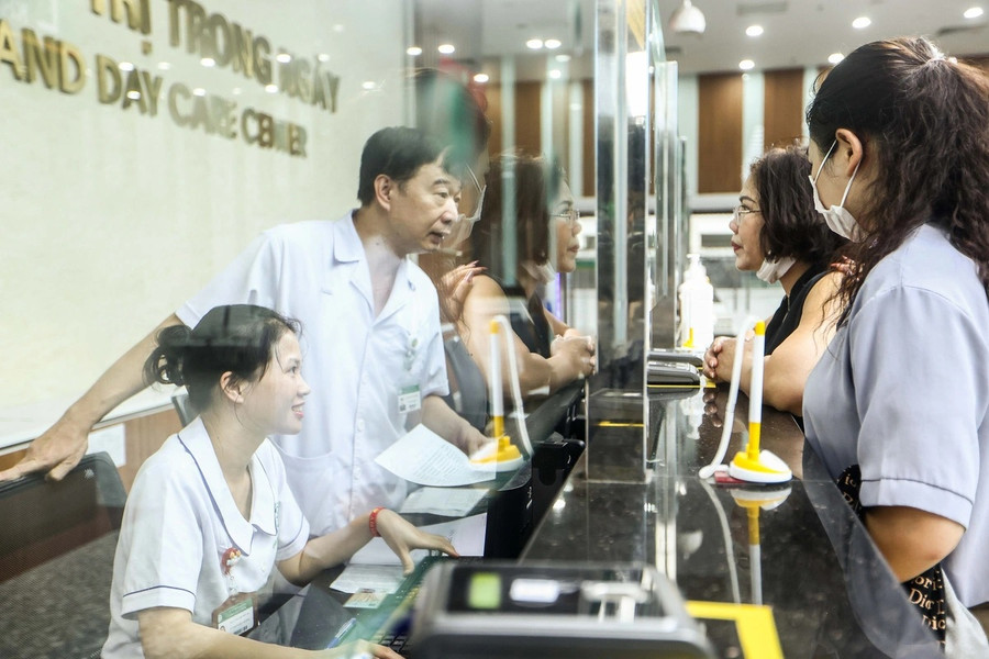 Cán bộ y tế tư vấn đăng ký khám chữa bệnh cho người dân. Ảnh minh họa: Nguyễn Khánh/TTO