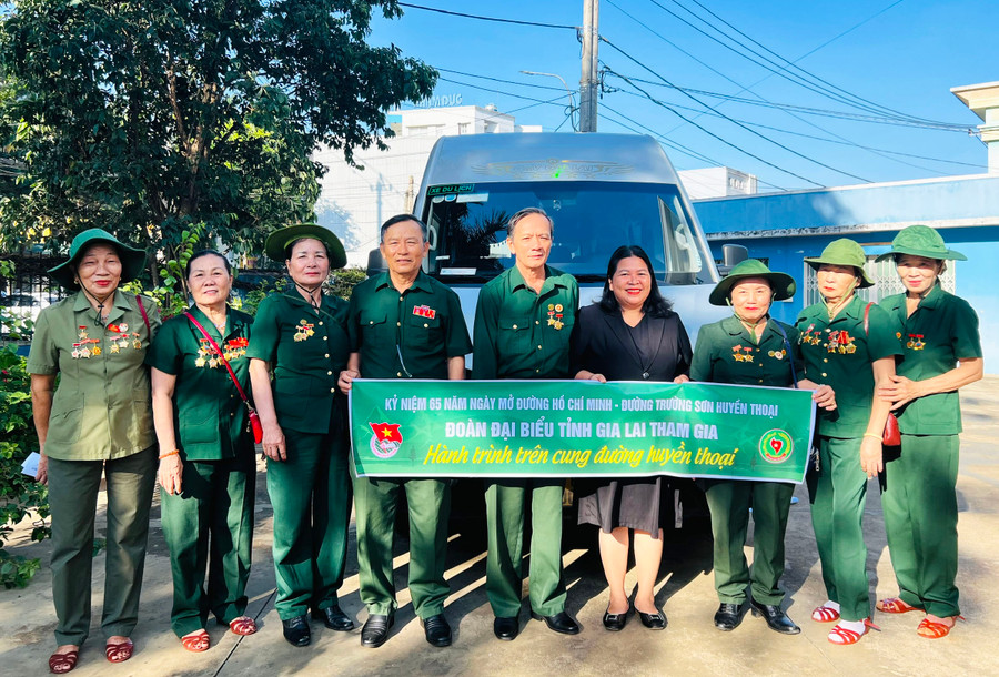Các cựu thanh niên xung phong tỉnh tham gia “Hành trình trên cung đường huyền thoại” nhân kỷ niệm 65 năm Ngày mở đường Hồ Chí Minh-đường Trường Sơn huyền thoại. Ảnh: P.L