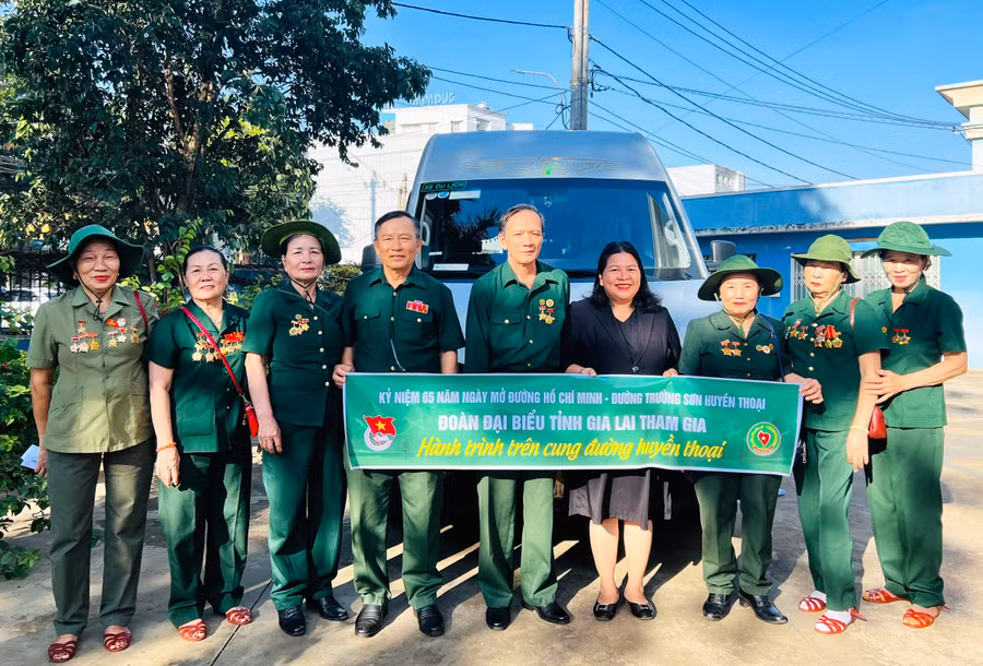 Các cựu thanh niên xung phong tỉnh tham gia “Hành trình trên cung đường huyền thoại” nhân kỷ niệm 65 năm Ngày mở đường Hồ Chí Minh-đường Trường Sơn huyền thoại. Ảnh: P.L Các cựu thanh niên xung phong tỉnh tham gia “Hành trình trên cung đường huyền thoại” nhân kỷ niệm 65 năm Ngày mở đường Hồ Chí Minh-đường Trường Sơn huyền thoại. Ảnh: P.L