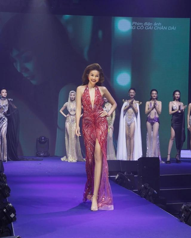 Bộ phim Những cô gái chân dài lên sóng vào 2004 và nhận được sự yêu mến của công chúng. Tuy trong phim, giám khảo The New Mentor 2023 chỉ đảm nhận một vai nhỏ nhưng cô để lại dấu ấn nhờ nụ cười rạng rỡ và làn da nâu khỏe khoắn