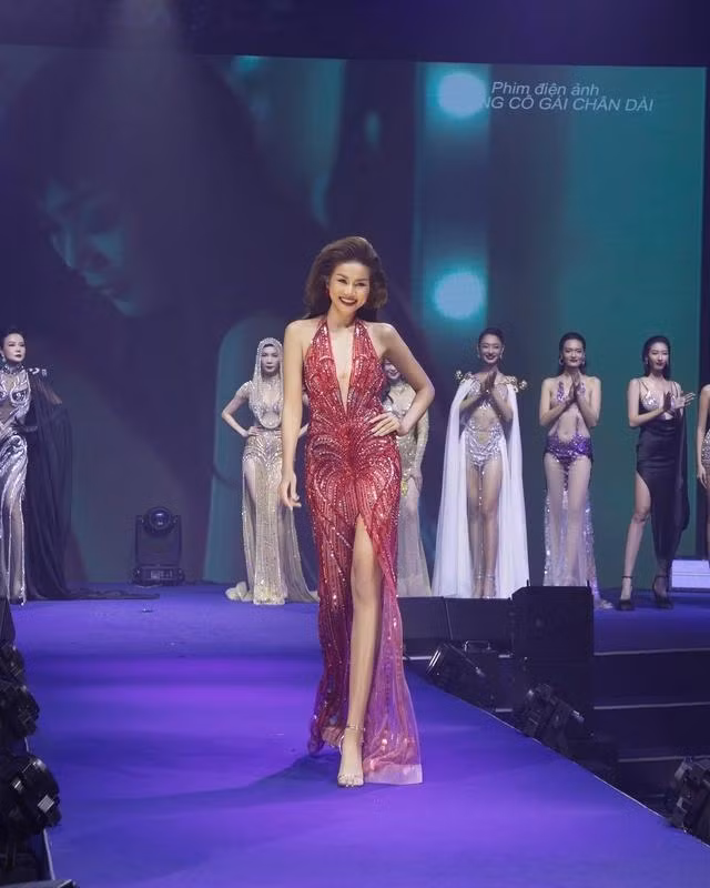 Bộ phim Những cô gái chân dài lên sóng vào 2004 và nhận được sự yêu mến của công chúng. Tuy trong phim, giám khảo The New Mentor 2023 chỉ đảm nhận một vai nhỏ nhưng cô để lại dấu ấn nhờ nụ cười rạng rỡ và làn da nâu khỏe khoắn