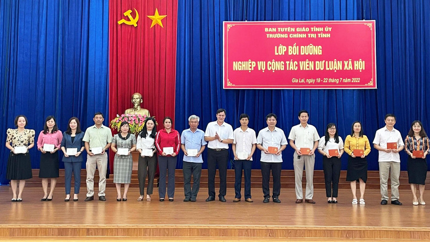 Các học viên nhận giấy chứng nhận hoàn thành khóa học bồi dưỡng nghiệp vụ cộng tác viên DLXH năm 2022. Ảnh: Anh Huy