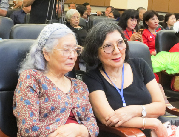 TS Đỗ Thị Đông Xuân (bên phải) trong lần trở về dự họp mặt Học sinh miền Nam tháng 7/2024.