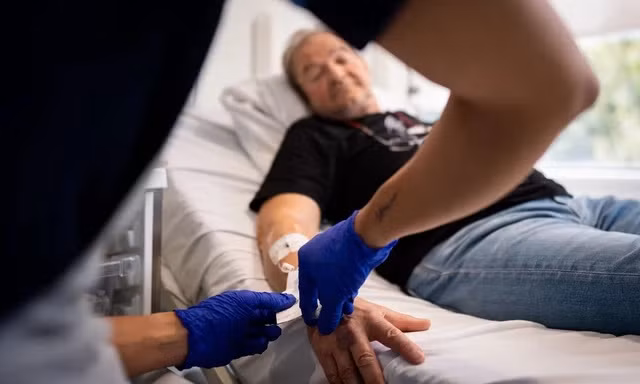 Ông Janusz Racz là bệnh nhân đầu tiên được tiêm vắc xin mRNA điều trị ung thư phổi tại Bệnh viện University College London (Anh). Ảnh: PA