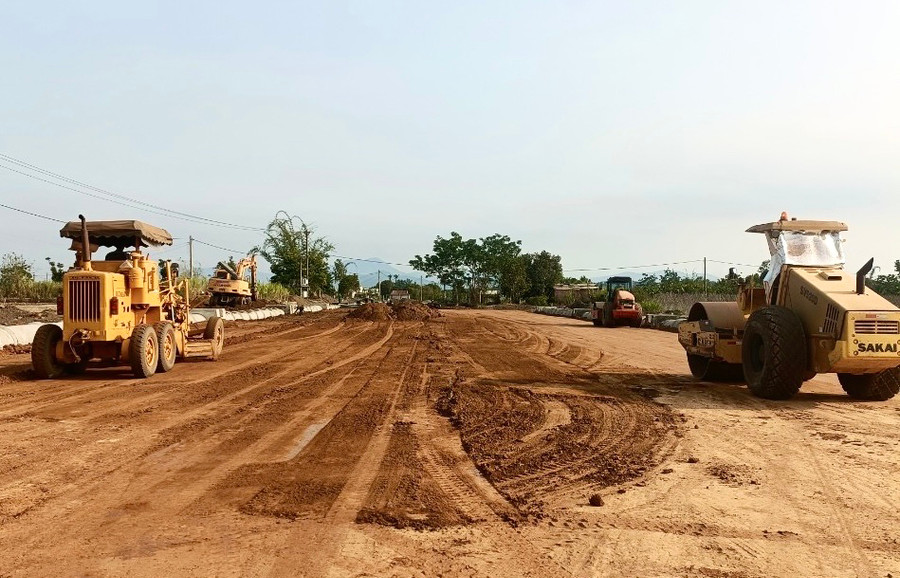 Các đơn vị thi công đẩy nhanh tiến độ thực hiện Dự án đường hành lang kinh tế phía Đông (đường tránh quốc lộ 19) đi qua địa bàn TP. Pleiku. Ảnh: M.P
