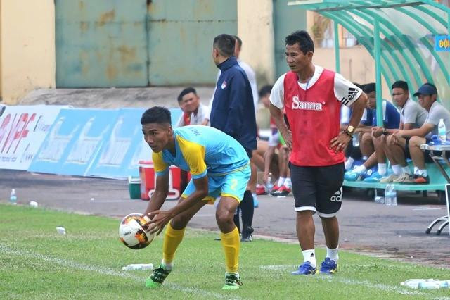 HLV Nguyễn Tý (áo đỏ) của đội U.17 Khánh Hòa HLV Nguyễn Tý (áo đỏ) của đội U.17 Khánh Hòa