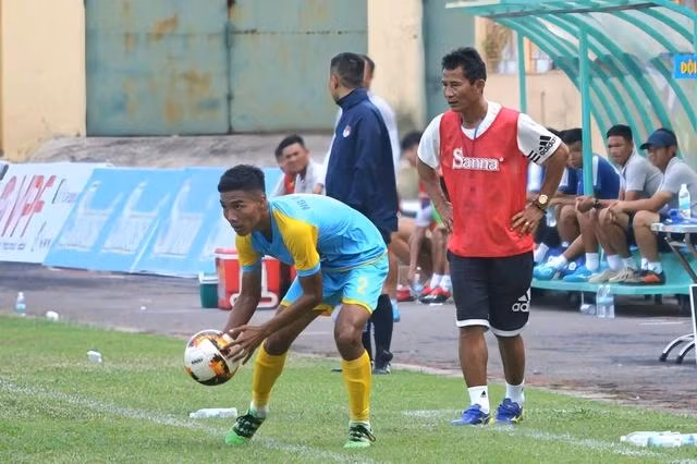 HLV Nguyễn Tý (áo đỏ) của đội U.17 Khánh Hòa