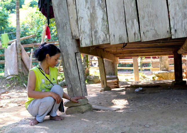 Nhà chị Y Dô bị nghiêng hẳn sang một bên sau những trận động đất. Nhà chị Y Dô bị nghiêng hẳn sang một bên sau những trận động đất.