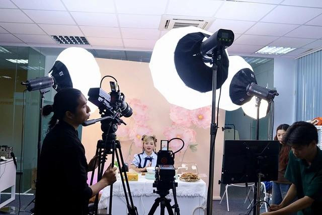 Livestream đòi hỏi nhiều kỹ năng như cách ăn nói, thu hút khách hàng chốt đơn... Livestream đòi hỏi nhiều kỹ năng như cách ăn nói, thu hút khách hàng chốt đơn...