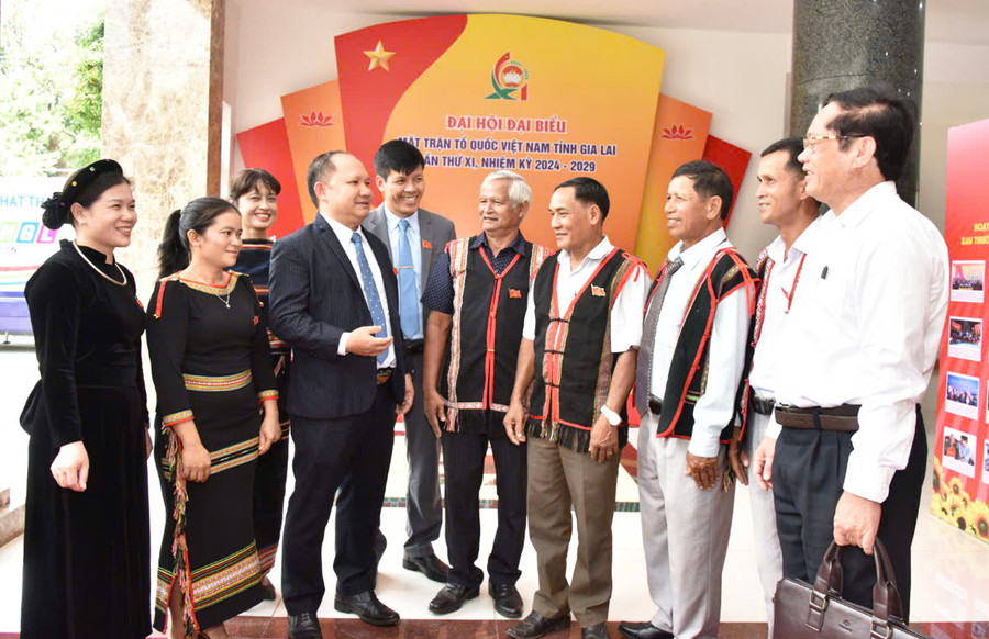 Phó Bí thư Tỉnh ủy Rah Lan Chung (thứ 4 từ trái sang) trao đổi với các đại biểu bên lề đại hội. Ảnh: Đ.T Phó Bí thư Tỉnh ủy Rah Lan Chung (thứ 4 từ trái sang) trao đổi với các đại biểu bên lề đại hội. Ảnh: Đ.T