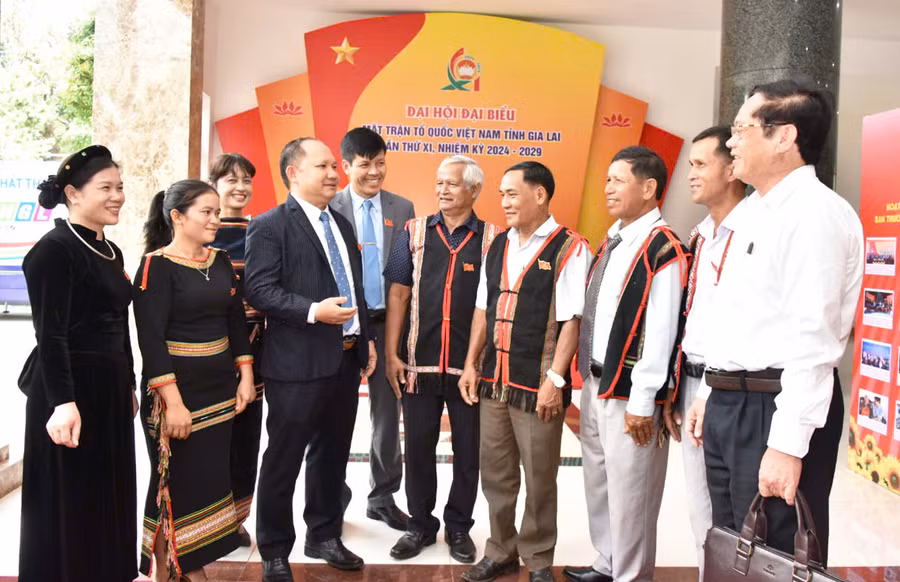 Phó Bí thư Tỉnh ủy Rah Lan Chung (thứ 4 từ trái sang) trao đổi với các đại biểu bên lề đại hội. Ảnh: Đ.T