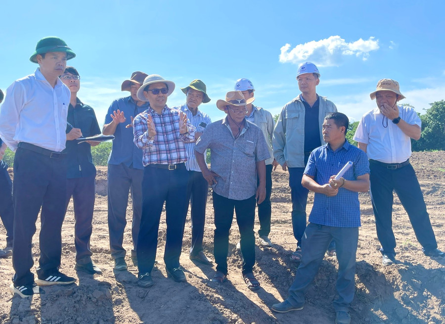 Phó Chủ tịch UBND tỉnh Nguyễn Hữu Quế (bìa trái) cùng lãnh đạo các sở, ngành, địa phương kiểm tra tiến độ thi công công trình. Ảnh: M.P Phó Chủ tịch UBND tỉnh Nguyễn Hữu Quế (bìa trái) cùng lãnh đạo các sở, ngành, địa phương kiểm tra tiến độ thi công công trình. Ảnh: M.P