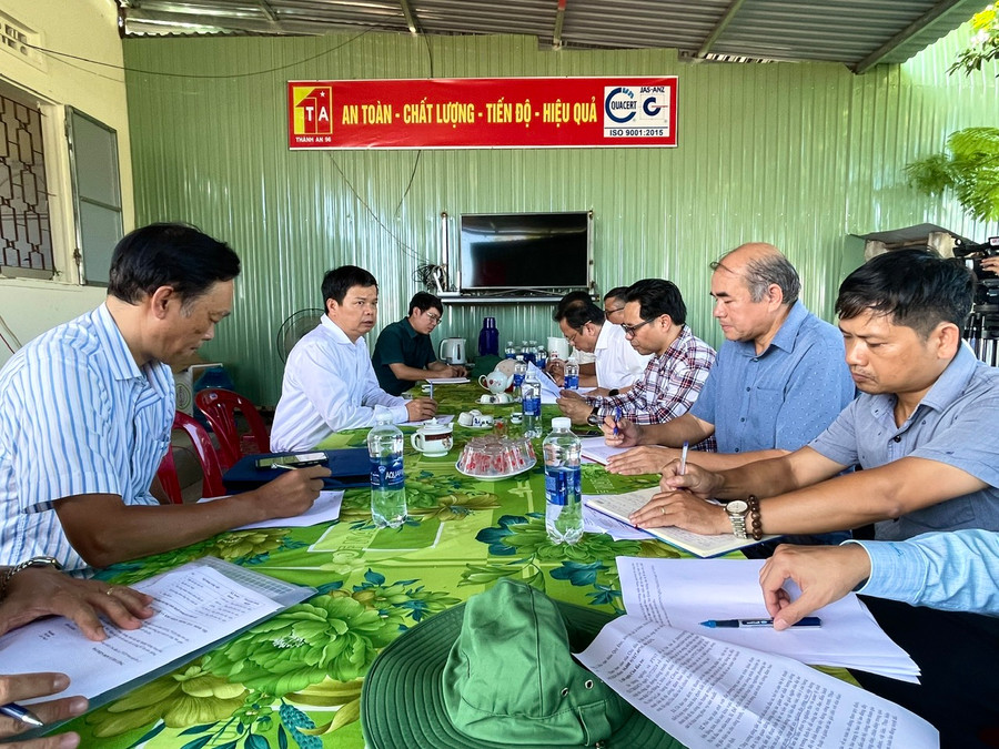 Phó Chủ tịch UBND tỉnh Nguyễn Hữu Quế (bìa trái, thứ 2 từ ngoài vào) làm việc cùng lãnh đạo các sở, ngành và địa phương tháo gỡ khó khăn cho các đơn vị thi công trong quá trình triển khai dự án. Ảnh: M.P Phó Chủ tịch UBND tỉnh Nguyễn Hữu Quế (bìa trái, thứ 2 từ ngoài vào) làm việc cùng lãnh đạo các sở, ngành và địa phương tháo gỡ khó khăn cho các đơn vị thi công trong quá trình triển khai dự án. Ảnh: M.P