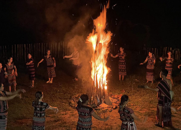 Những làn điệu dân ca, dân vũ của người Tà Ôi bên ánh lửa bập bùng.