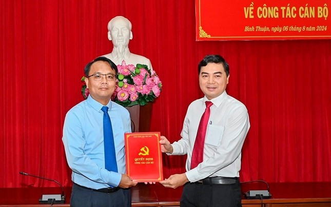 Ông Nguyễn Hoài Anh (bìa phải) - Bí thư Tỉnh ủy Bình Thuận trao quyết định giữ chức Phó Bí thư Tỉnh ủy Bình Thuận cho ông Đặng Hồng Sỹ, hôm 6/8. Ông Nguyễn Hoài Anh (bìa phải) - Bí thư Tỉnh ủy Bình Thuận trao quyết định giữ chức Phó Bí thư Tỉnh ủy Bình Thuận cho ông Đặng Hồng Sỹ, hôm 6/8.