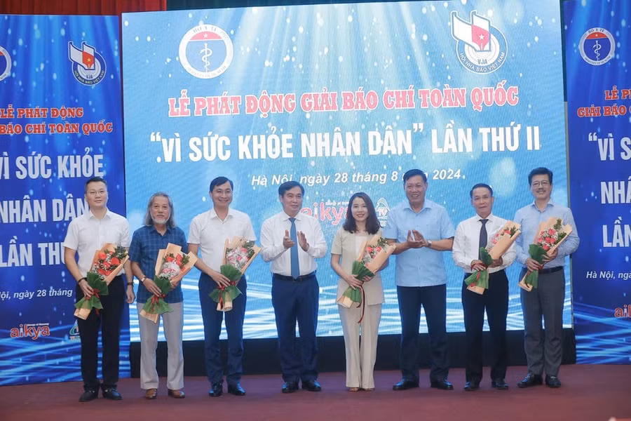 Ban Tổ chức giải báo chí tặng hoa cho các thành viên Ban giám khảo. (Ảnh: Minh Quyết/Vietnam+)