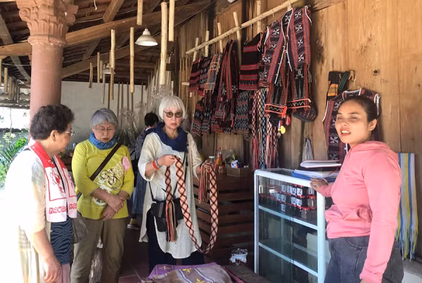 Các mặt hàng lưu niệm, sản phẩm truyền thống, đặc sản địa phương hay dịch vụ cùng khai thác rượu đoác, học đan chiếu, dệt zèng… đều hấp dẫn du khách.