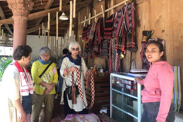 Các mặt hàng lưu niệm, sản phẩm truyền thống, đặc sản địa phương hay dịch vụ cùng khai thác rượu đoác, học đan chiếu, dệt zèng… đều hấp dẫn du khách.