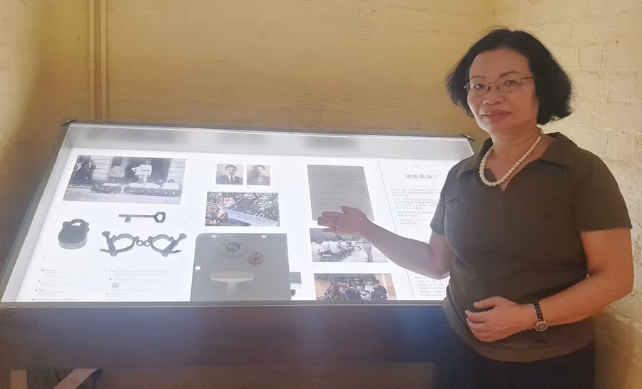 Tác giả bên chiếc tủ kính trưng bày hình ảnh lãnh tụ Nguyễn Ái Quốc và những hiện vật liên quan tại xà lim số 2, di tích Nhà tù Victoria. Ảnh: K.V
