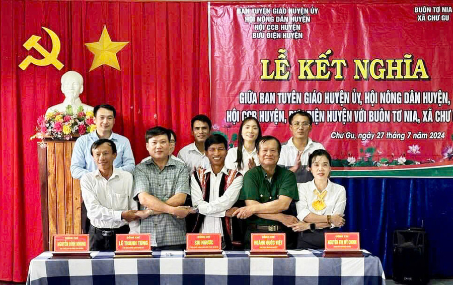 Ban Tuyên giáo Huyện ủy, Bưu điện huyện, Hội Cựu chiến binh huyện, Hội Nông dân huyện kết nghĩa với buôn Tơ Nia, xã Chư Gu. Ảnh: L.N Ban Tuyên giáo Huyện ủy, Bưu điện huyện, Hội Cựu chiến binh huyện, Hội Nông dân huyện kết nghĩa với buôn Tơ Nia, xã Chư Gu. Ảnh: L.N