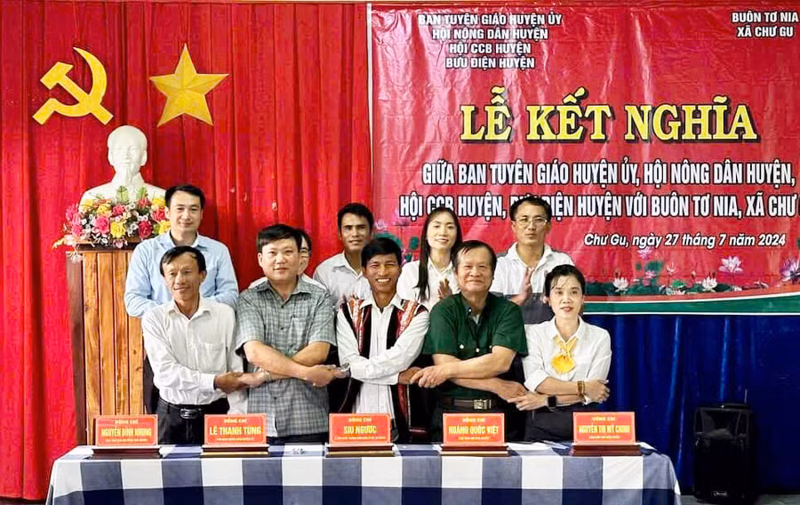 Ban Tuyên giáo Huyện ủy, Bưu điện huyện, Hội Cựu chiến binh huyện, Hội Nông dân huyện kết nghĩa với buôn Tơ Nia, xã Chư Gu. Ảnh: L.N