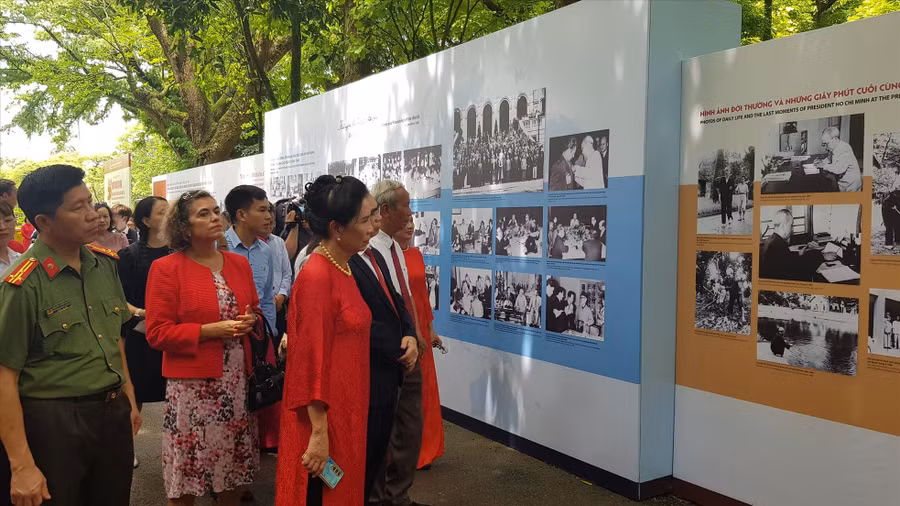Các đại biểu tham quan Triển lãm “55 năm ngày Bác đi xa, 55 năm bảo tồn và phát huy giá trị KDT Chủ tịch Hồ Chí Minh tại Phủ Chủ tịch”. Ảnh: Kiến Nghĩa Các đại biểu tham quan Triển lãm “55 năm ngày Bác đi xa, 55 năm bảo tồn và phát huy giá trị KDT Chủ tịch Hồ Chí Minh tại Phủ Chủ tịch”. Ảnh: Kiến Nghĩa